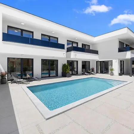 2 Bedroom Awesome In Hébergement de vacances *